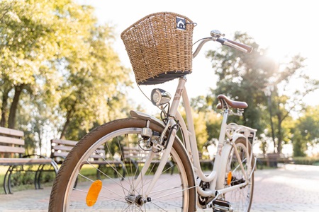 Koszyki wiklinowe na rower stylowe i funkcjonalne rozwiązanie dla każdego rowerzysty
